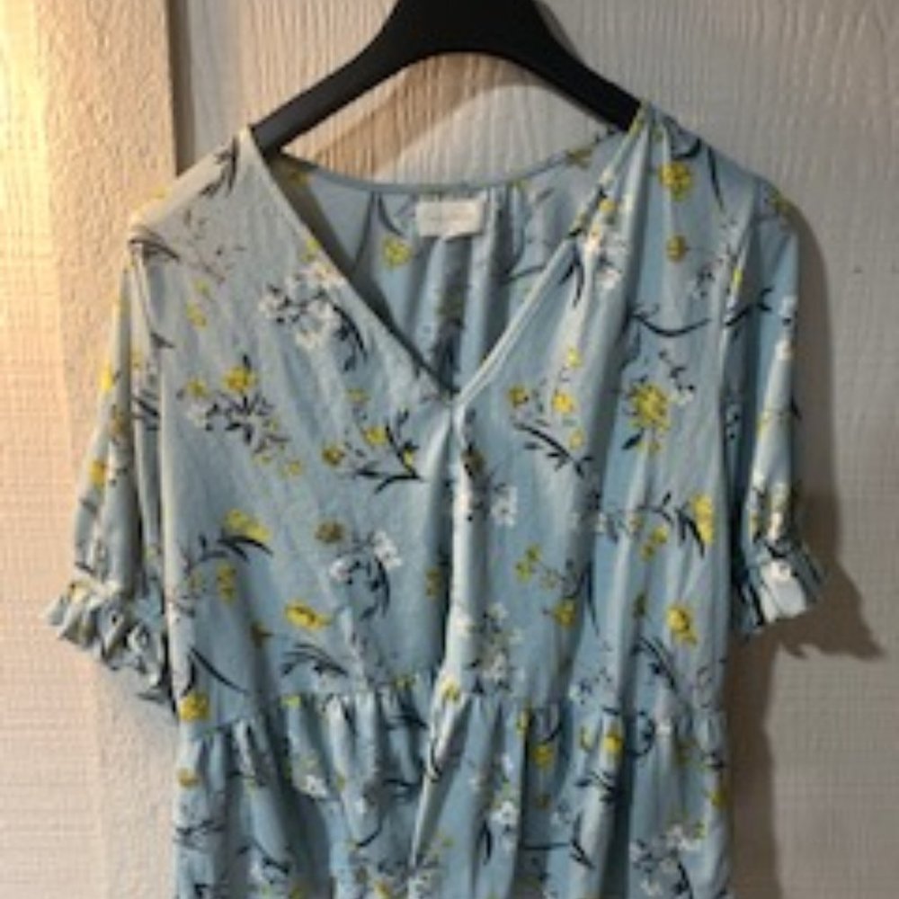 ADORABLE like new women's v-neck blue and yellow floral shirt